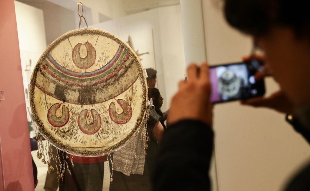 "Chimalli, tesoro de Moctezuma en Chapultepec " presenta uno de los cuatro escudos circulares realizado por 350 varillas de otate o bambú mexicano y plumas de diferentes tipos de aves. 