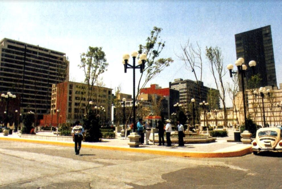 La Plaza de la Solidaridad, creada en el espacio que hasta unos meses antes habían ocupado el Hotel Regis, el edificio de Salinas y Rocha y la Secretaría de Marina. La vista corresponde a la esquina de Dr. Mora y Colón. Hoy este sitio luce lleno de puestos y vendedores ambulantes. Crédito: DDF