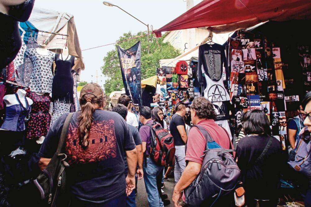 El modo de operar se extendió a tianguis de la zona Metropolitana, donde los colombianos se promocionan mediante tarjetas de presentación. (ARCHIVO EL UNIVERSAL)