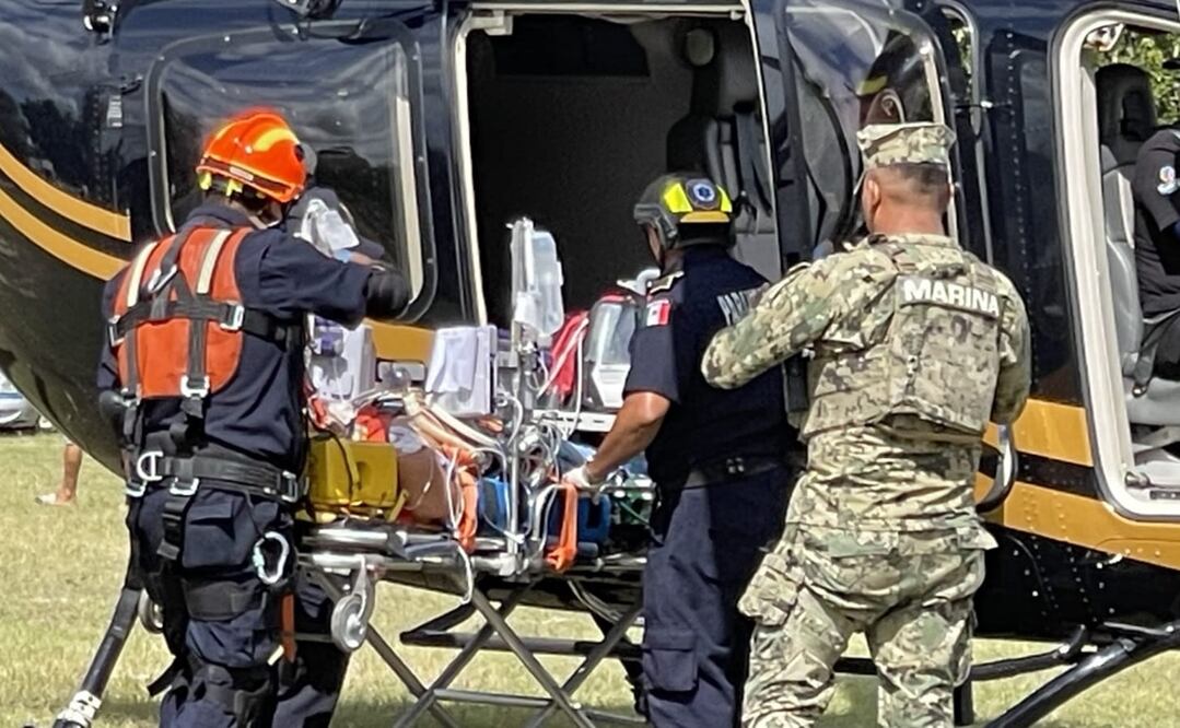 Uno de los marinos, debido a la gravedad de sus lesiones, fue transportado vía aérea en el helicóptero. Foto: Especial