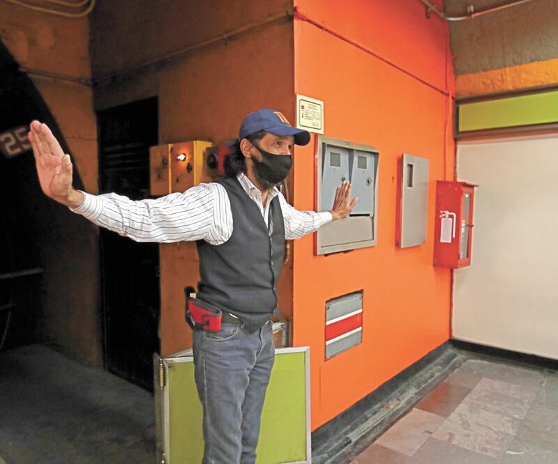Mauricio Nares, de 52 años, ha trabajado durante 29 años como conductor del Metro. Desde 2001 está en la Línea 3. Foto: ADRIANA HERNÁNDEZ. EL UNIVERSAL
