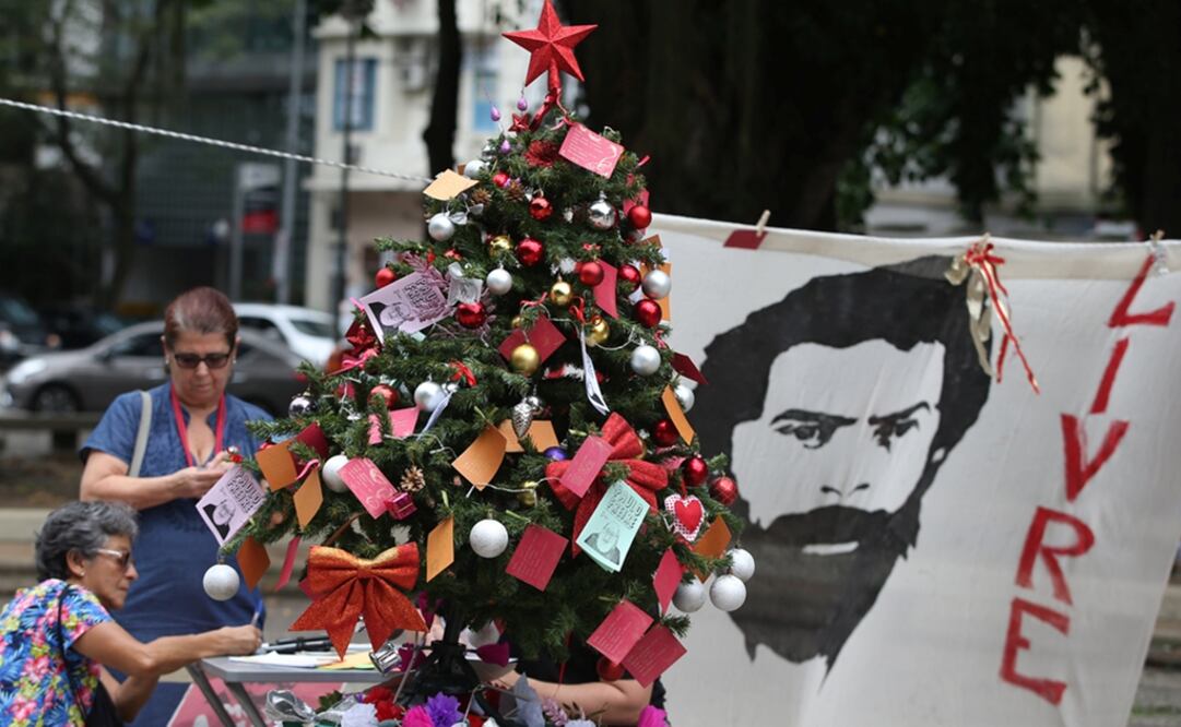 Seguidores del ex presidente escriben mensajes de apoyo sobre un árbol de navidad en apoyo a Da Silva. Foto: Reuters 