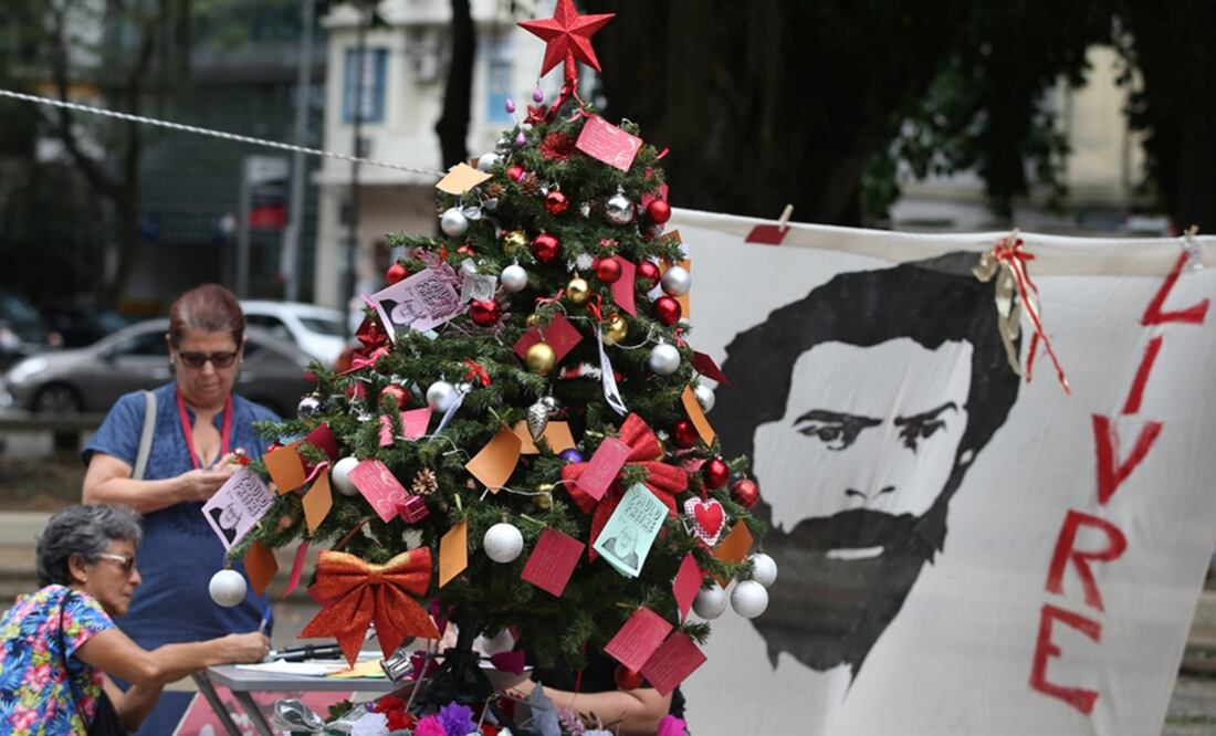 Seguidores del ex presidente escriben mensajes de apoyo sobre un árbol de navidad en apoyo a Da Silva. Foto: Reuters