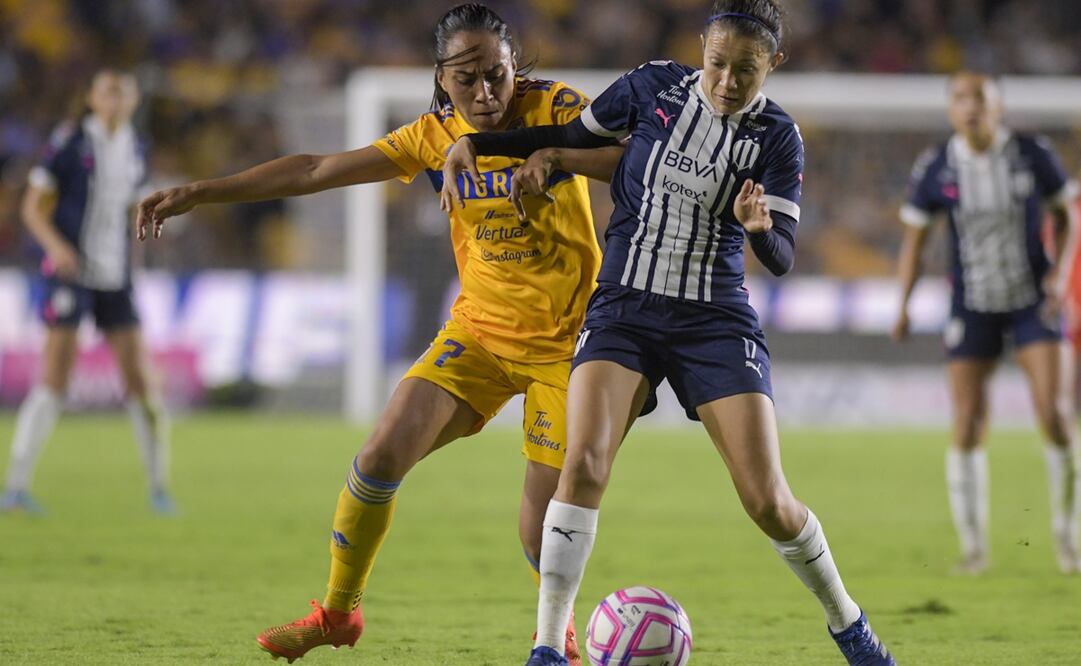 Liliana Mercado y Yamile Franco disputando el balón en el Estadio Universitario / Foto: Imago7