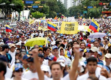 Oposición moviliza a miles de venezolanos en contra de Maduro