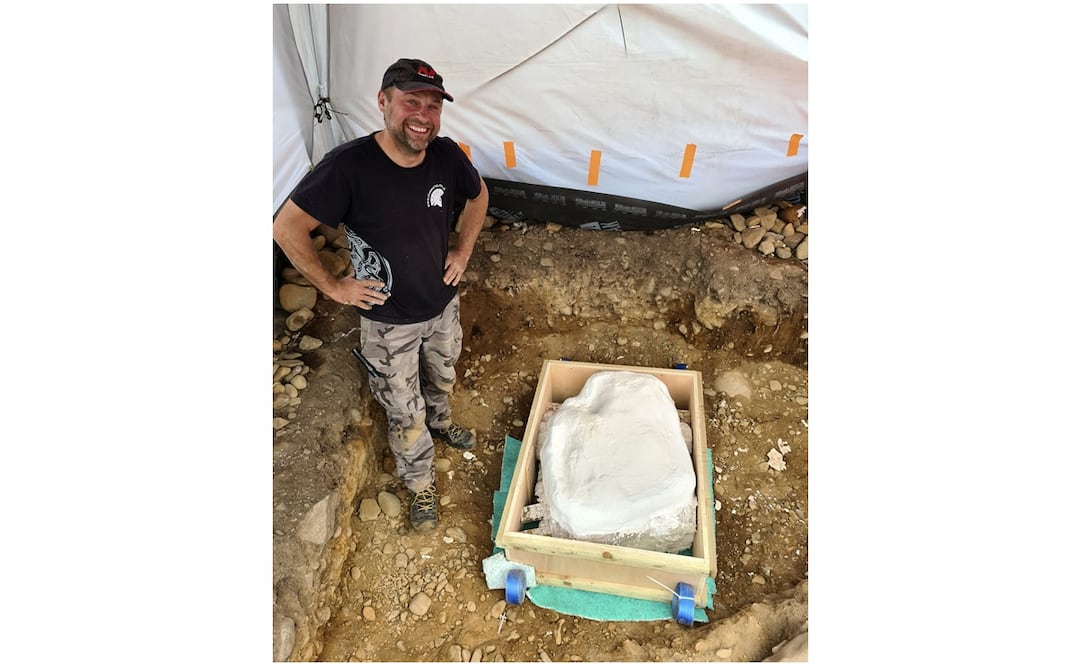 El buscador de tesoros amateur Mariusz Stepien junto al conjunto de objetos que encontró cerca del pueblo de Peebles. Foto: Crown Office Communications vía AP