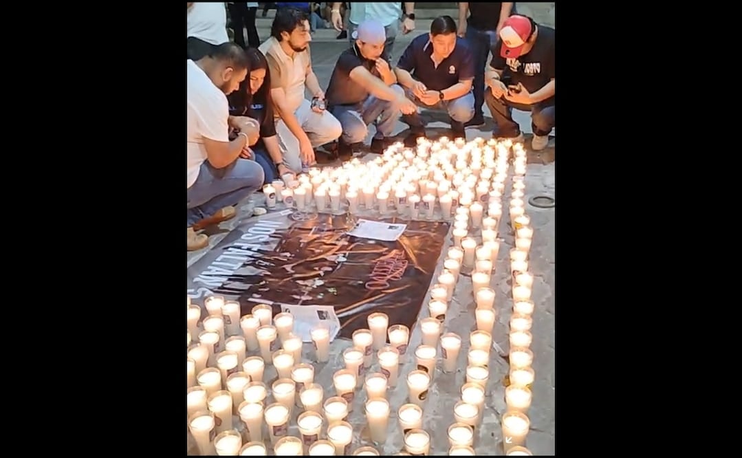 En la Concatedral, familiares y amigos instalaron fotografías y encendieron veladoras. Foto: Especial