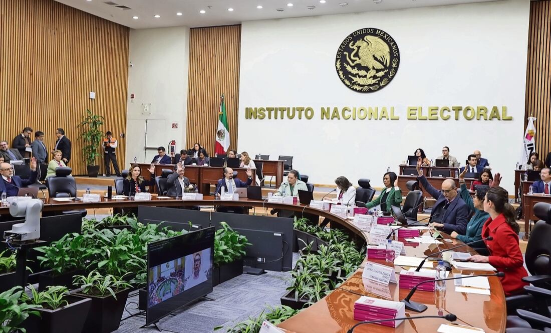 La discusión de dos propuestas para buscar una salida a la falta de nombramientos en áreas clave del INE derivó en señalamientos entre consejerías. Foto: archivo/EL UNIVERSAL