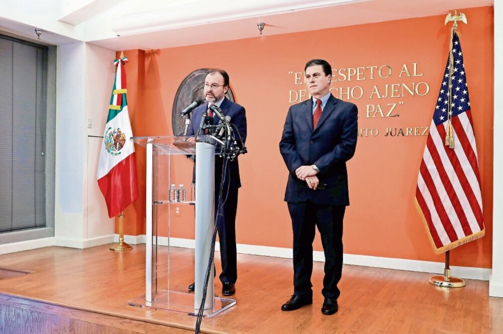 El canciller Luis Videgaray estuvo ayer en la sede de la embajada de México en Washington, donde estuvo acompañado por el embajador Gerónimo Gutiérrez (AARON P. BERNSTEIN. REUTERS)