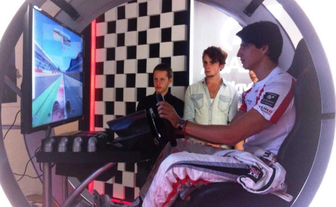 Ricardo Sánches en simulador de la Casa GT Academy