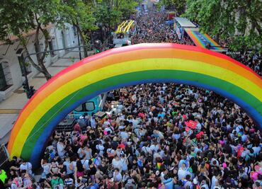 FOTOS: Miles marchan en Argentina por orgullo LGBTQ; protestan contra políticas de Milei