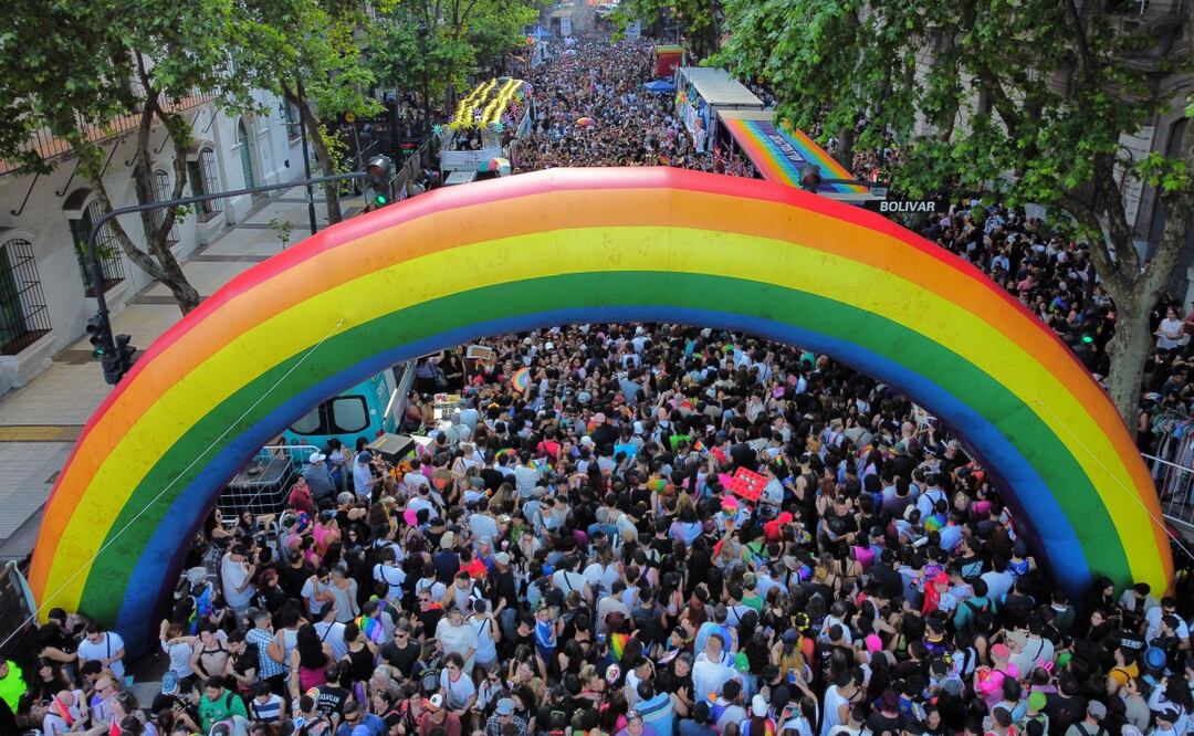 Fotografía aérea que muestra a personas participando en la Marcha del Orgullo este sábado, en Buenos Aires (Argentina). Personas participan de la trigésimo cuarta Marcha del Orgullo, con fuertes llamados de atención ante los crecientes discursos de odio y la violencia que sufre el colectivo LGBT+ en el país suramericano. Foto: EFE/ Adan González