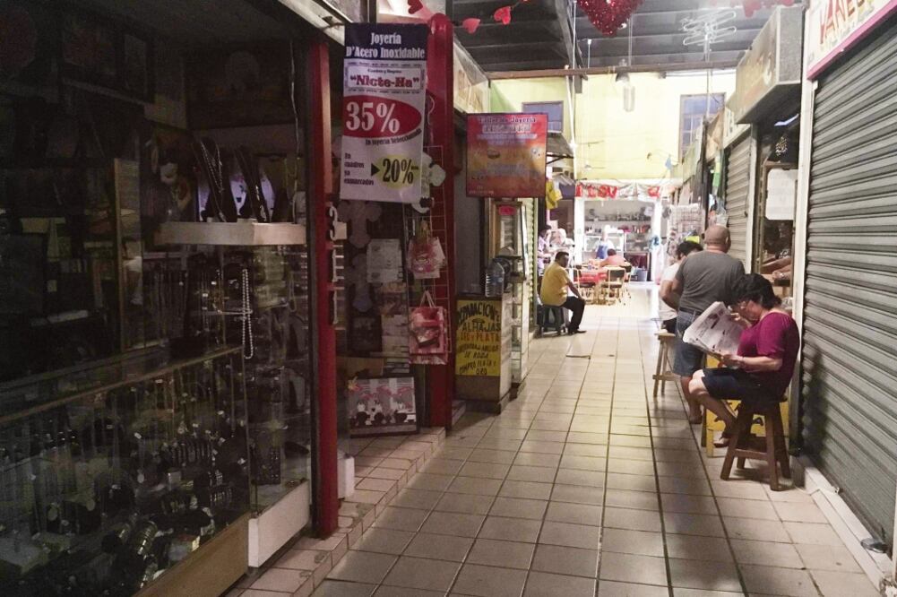 Miles de comercios tuvieron que detener sus actividades por la falta de luz. El incidente ocurrió a las 11:04 horas y el servicio quedó restablecido a las 18: 30. (CUAUHTÉMOC MORENO. EL UNIVERSAL)