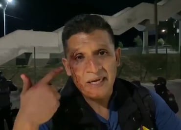 Afición de Tigres golpea a reportero de TV Azteca