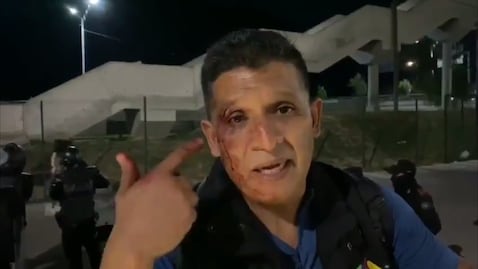 Afición de Tigres golpea a reportero de TV Azteca