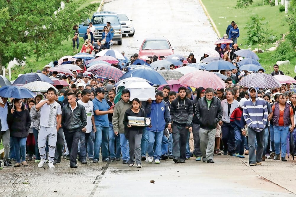 Decenas acudieron al sepelio de Jesús Cadena, uno de los fallecidos durante los enfrentamientos del domingo. (EDWIN HERNÁNDEZ. EL UNIVERSAL)