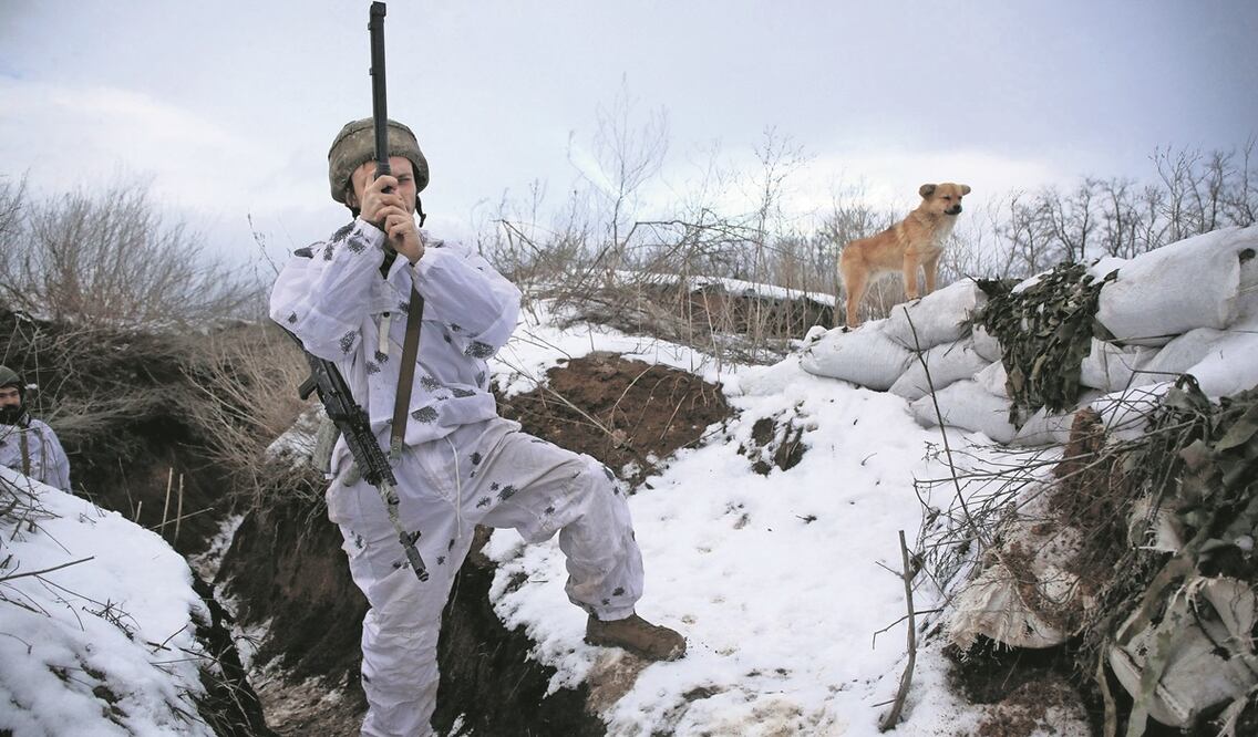 Un soldado ucraniano utiliza un lente para ver lo que ocurre al otro lado, en la frontera de Rusia en la región de Donetsk. Los militares están alerta, ante la posibilidad de una invasión por parte de las fuerzas rusas. Foto: ANATOLII STEPANOV/ AFP