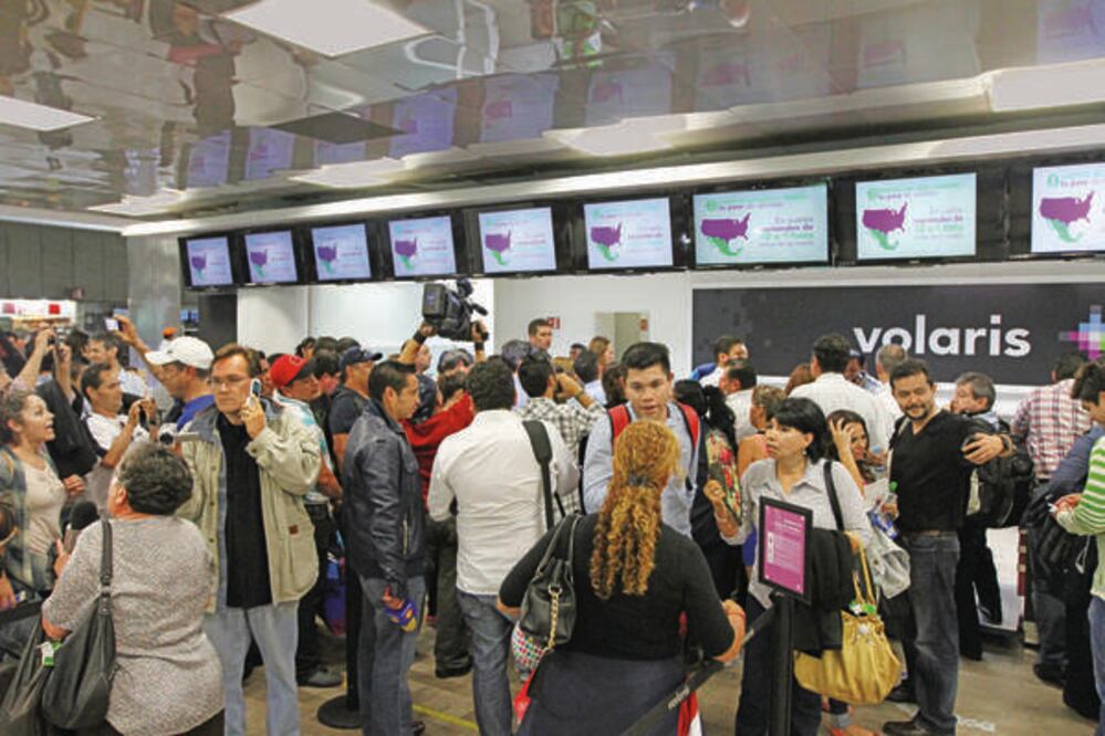 Los pasajeros que cancelen o pospongan un vuelo no deben pagar más allá del precio del boleto normal, eso sería un castigo, señalan legisladores