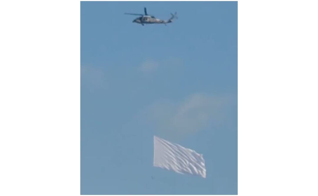Captan helicóptero del Ejército con bandera blanca volando en Culiacán, en redes sociales se interpretó como un mensaje de paz en medio de la ola de violencia que se vive en Sinaloa. Foto: Captura de pantalla