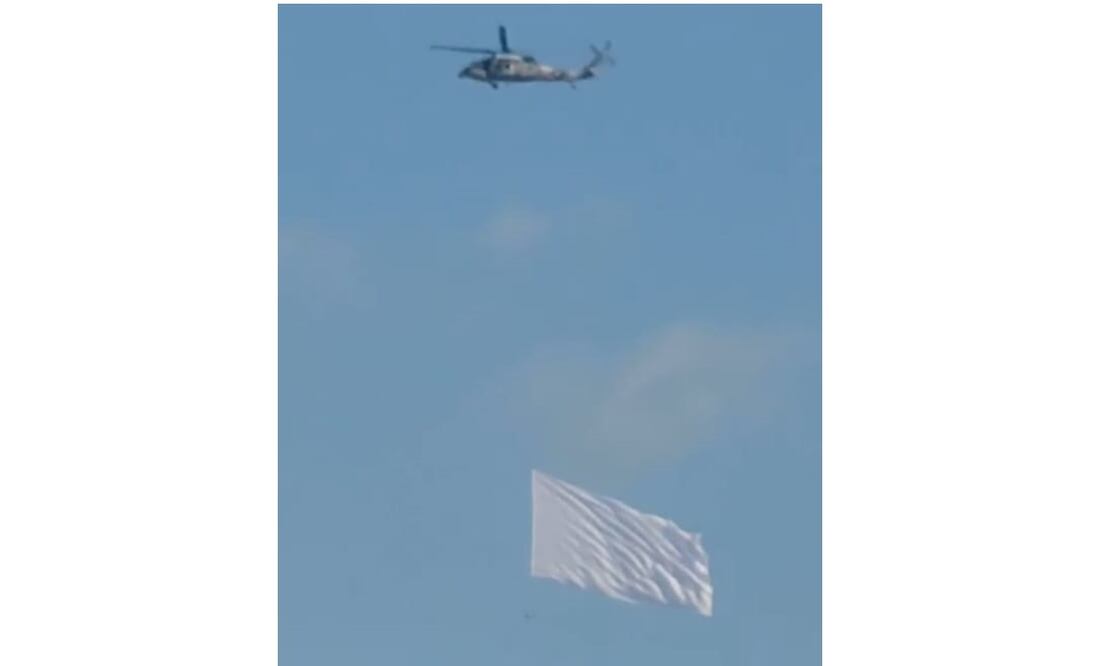Captan helicóptero del Ejército con bandera blanca volando en Culiacán, en redes sociales se interpretó como un mensaje de paz en medio de la ola de violencia que se vive en Sinaloa. Foto: Captura de pantalla