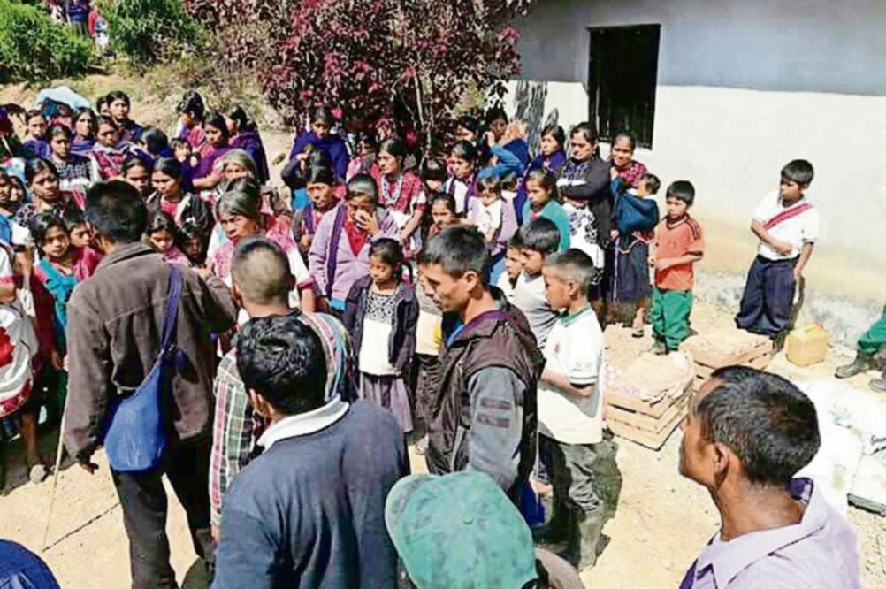 Las familias desplazadas viven refugiadas en el monte sin protección, según el Centro de Derechos Humanos Fray Bartolomé de las Casas. (CORTESÍA)