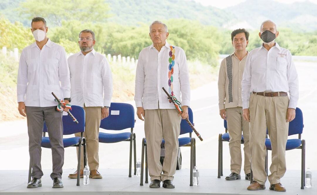 El presidente de México, Andrés Manuel Lopez Obrador (centro), en una visita de trabajo al estado de Oaxaca. Foto: EDWIN HERNÁNDEZ. EL UNIVERSAL