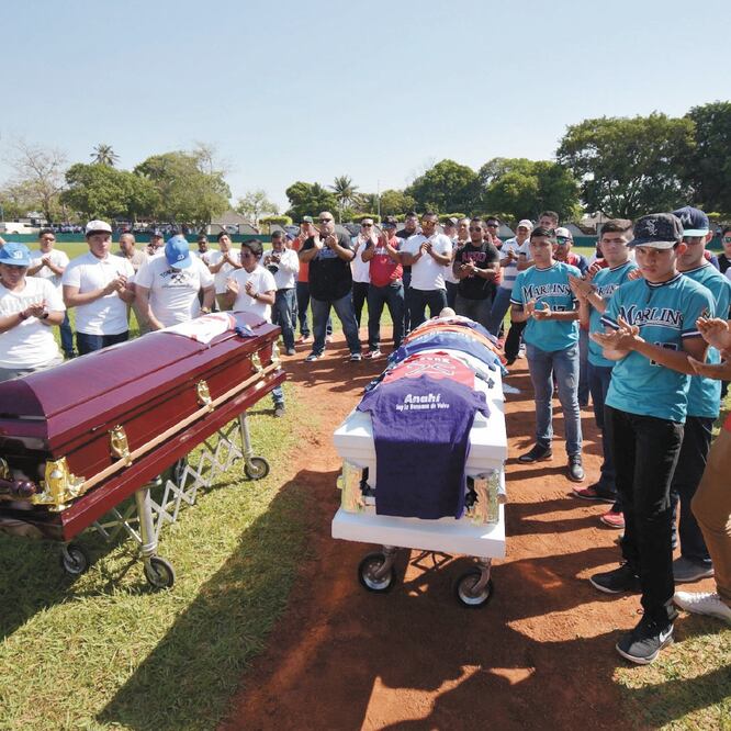 El equipo Marlines de Minatitlán despidió ayer a su entrenador, César Hernández, a su hijo Santiago y a la señora Irma Barrera. YERANIA ROLON. REUTERS