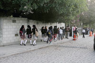 Mochilas con peso excesivo ocasionan lesiones en niños: IMSS