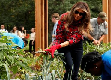 Melania Trump hace jardinería con blusa de 25 mil pesos