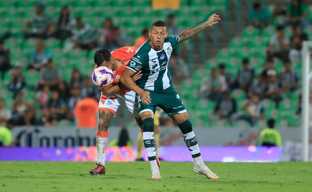 Santos y Pachuca protagonizan empate en la cancha del TSM Corona - Foto: Imago7