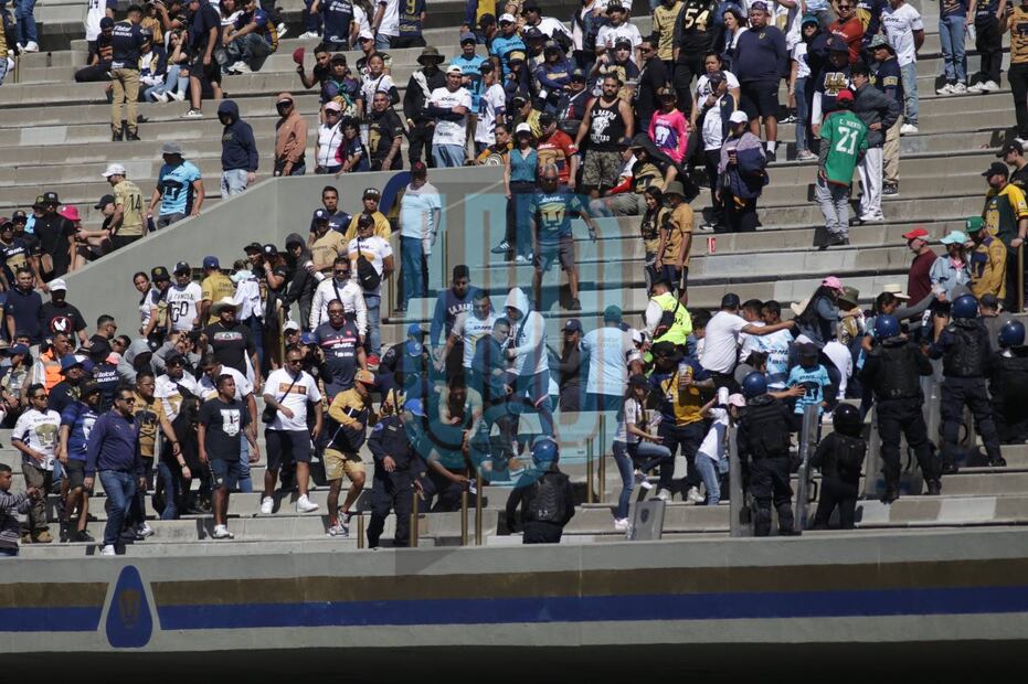 Aficionados de Pumas se pelean en CU - FOTO: CARLOS MEJÍA - EL UNIVERSAL