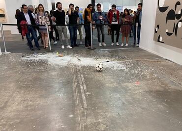 Acusan a Avelina Lésper de destruir obra de Gabriel Rico en Zona Maco