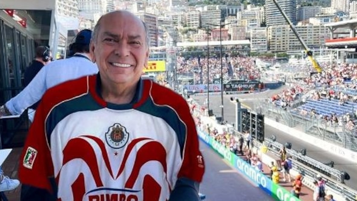 Padre de Checo Pérez con el jersey de Chivas