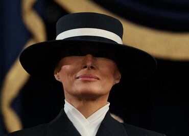 Toma de protesta Trump; conoce al diseñador del polémico sombrero que usó Melania
