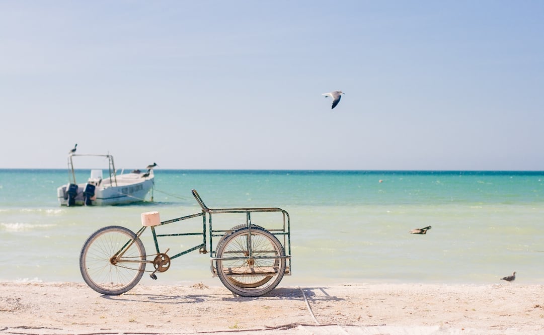 Las playas de Holbox suelen tener menor presencia de sargazo. Foto: Unsplash. Ahtziri Lagarde