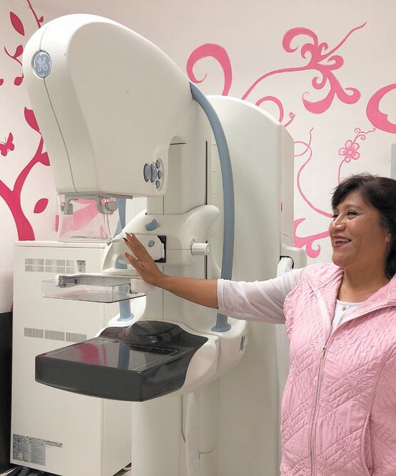 Tras padecer cáncer de mama, Catalina, de 50 años, viaja a los pueblos para invitar a las mujeres a que se autoexploren. Foto/JUSTINO MIRANDA. EL UNIVERSAL
