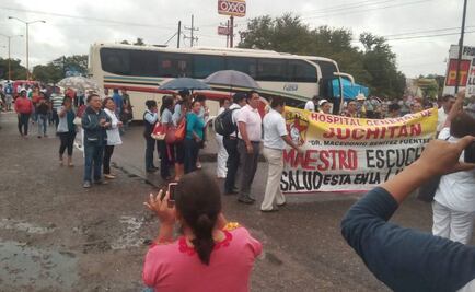 Maestros bloquean carreteras en el Istmo de Tehuantepec
