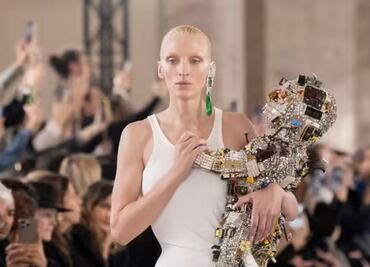 El vestido con microchips y celulares viejos que impactó en la Semana de la Alta Costura