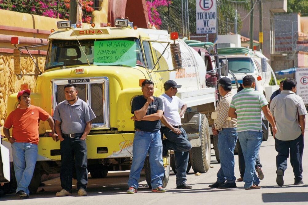 A menos de 24 horas del sexto informe del gobernador, transportistas bloquearon al menos seis cruceros de la capital para exigir permisos de trabajo, mientras otro grupo protestó afuera de la Secretaría de Vialidad para exigir concesiones. (FOTO: EDWIN H)