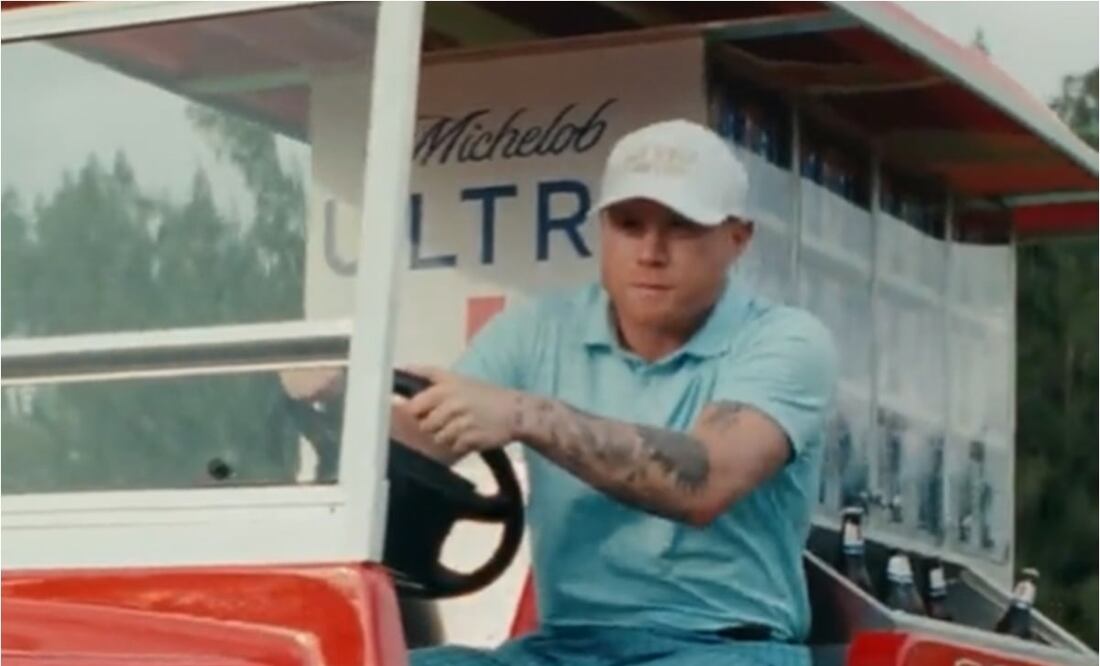 Canelo Álvarez conduce un carro de golf / FOTO: ESPECIAL