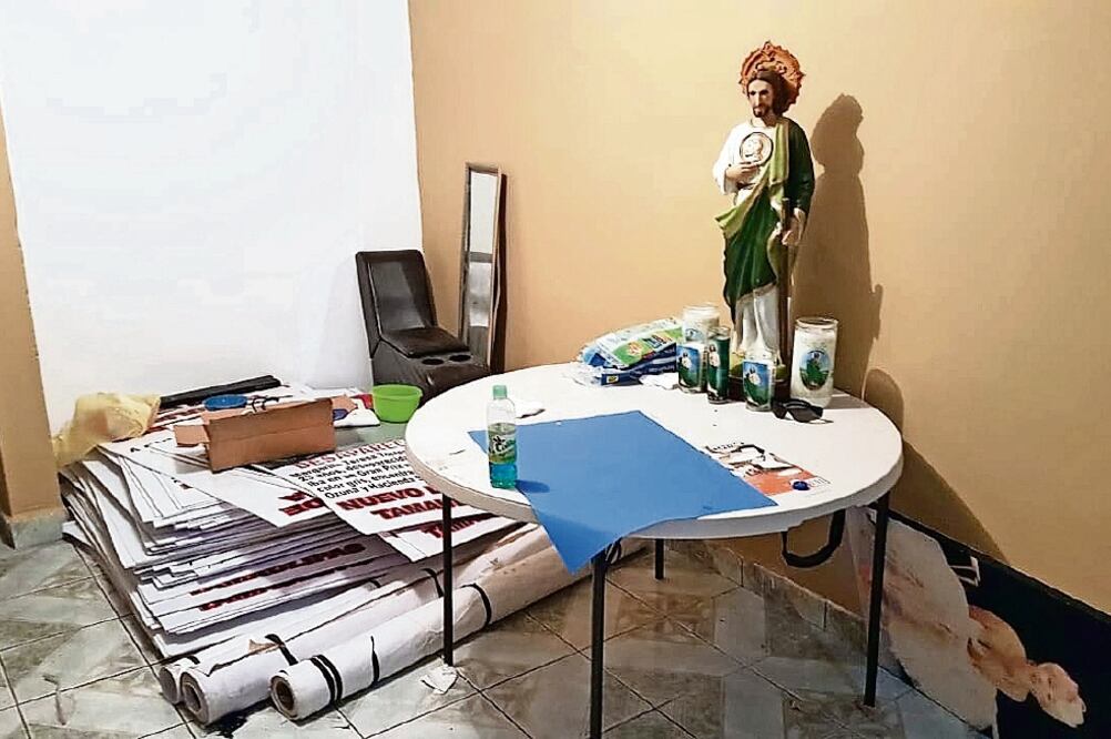 Señalamiento. En los carteles se hacía alusión a víctimas ultimadas o desaparecidas por personal de la Semar (ESPECIAL)