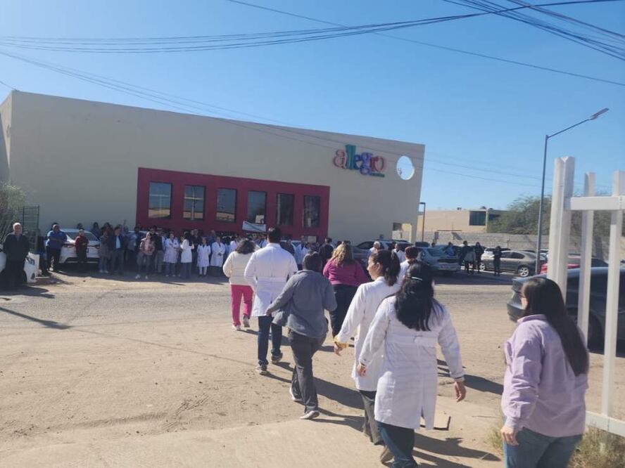 Cerca de 148 personas fueron las que desalojaron el edificio del Laboratorio Estatal de Salud en Sonora (11/02/2025). Foto: Protección Civil Sonora
