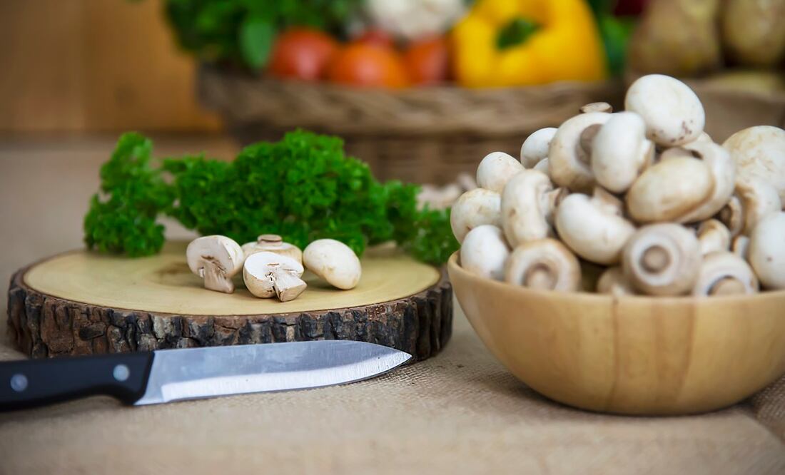 Los champiñones son como "esponjas" y por eso no se deben lavar bajo el chorro de agua. Foto: Freepik