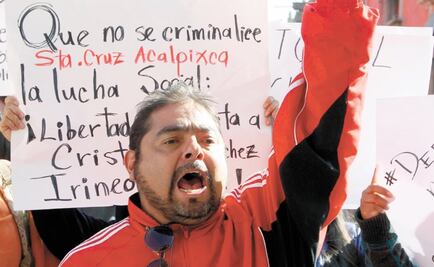 Protesters demand release of two activists accused of human trafficking in Mexico