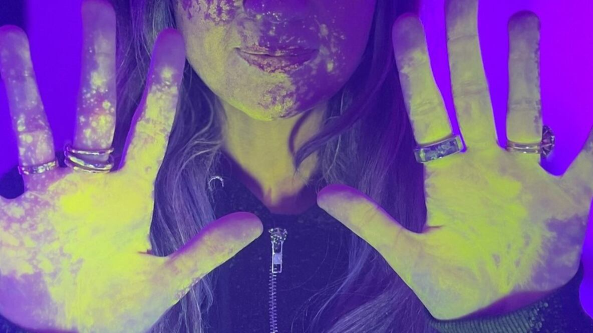 El "agua inteligente" es invisible al ojo desnudo, pero detectable con luz ultravioleta. Foto: BBC