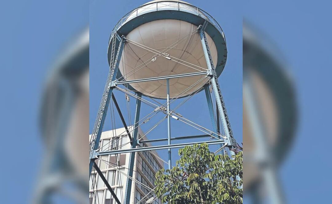 El tanque que opera en Naucalpan, y derrama cientos de litros de agua, pertenece a la CDMX, dijo titular de OAPAS, Ricardo Gudiño. (25/02/2025) Foto: Especial