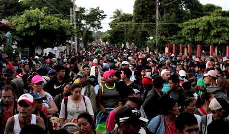 Caravana migrante reanuda su camino en el sur de México; cambia de ruta a Tuxla Gutiérrez