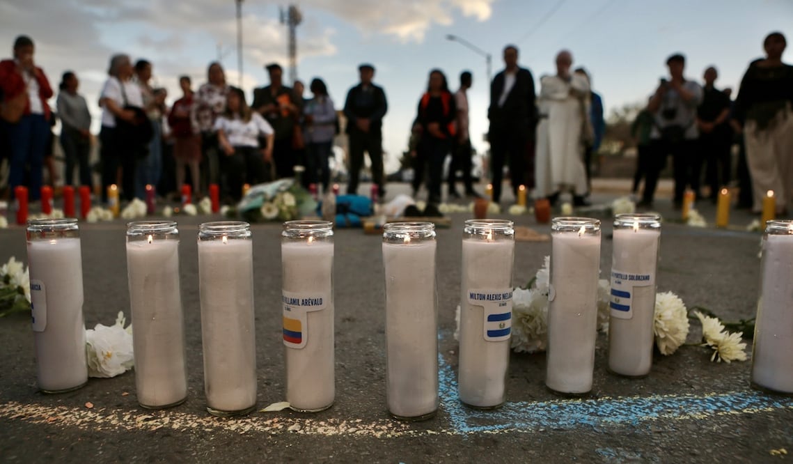 Activistas y familiares realizaron una vigilia en Ciudad Juárez para recordar a los migrantes fallecidos en el incendio en la estancia migratoria del Instituto Nacional de Migración ubicado en el Puente Lerdo. Foto: Christian Torres/EL UNIVERSAL