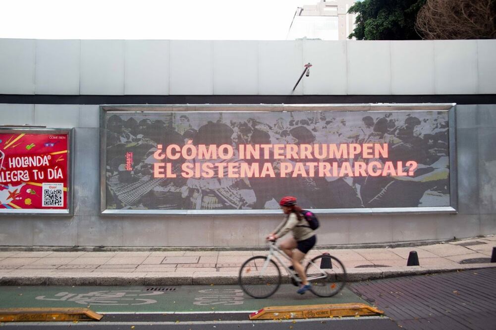 “Glosaria” es una intervención en vallas publicitarias hecha por las artistas Lorena Wolffer y Cerrucha.
Fotos: Cortesía, C.E.