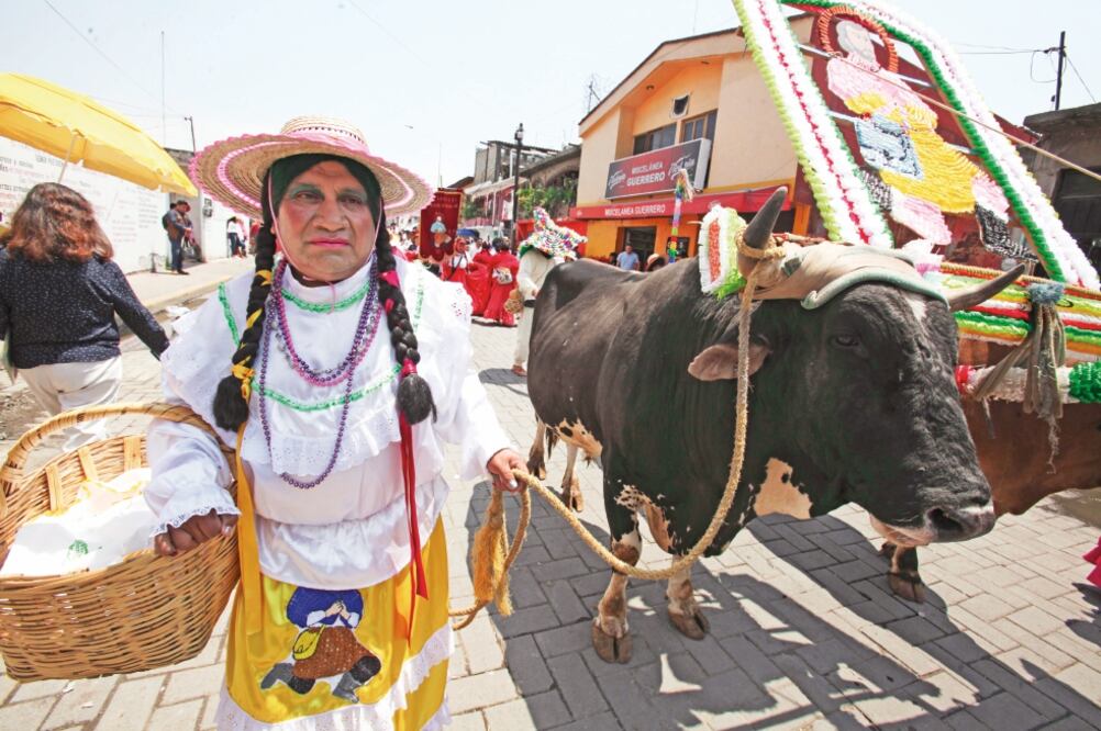 Hombres con falda y colorete desfilaron por las calles del Pueblo Mágico, algunas de las cuadrillas realizando bailes que empezaron a ensayar desde seis meses antes para pedir al santo (JORGE ALVARADO. EL UNIVERSAL)